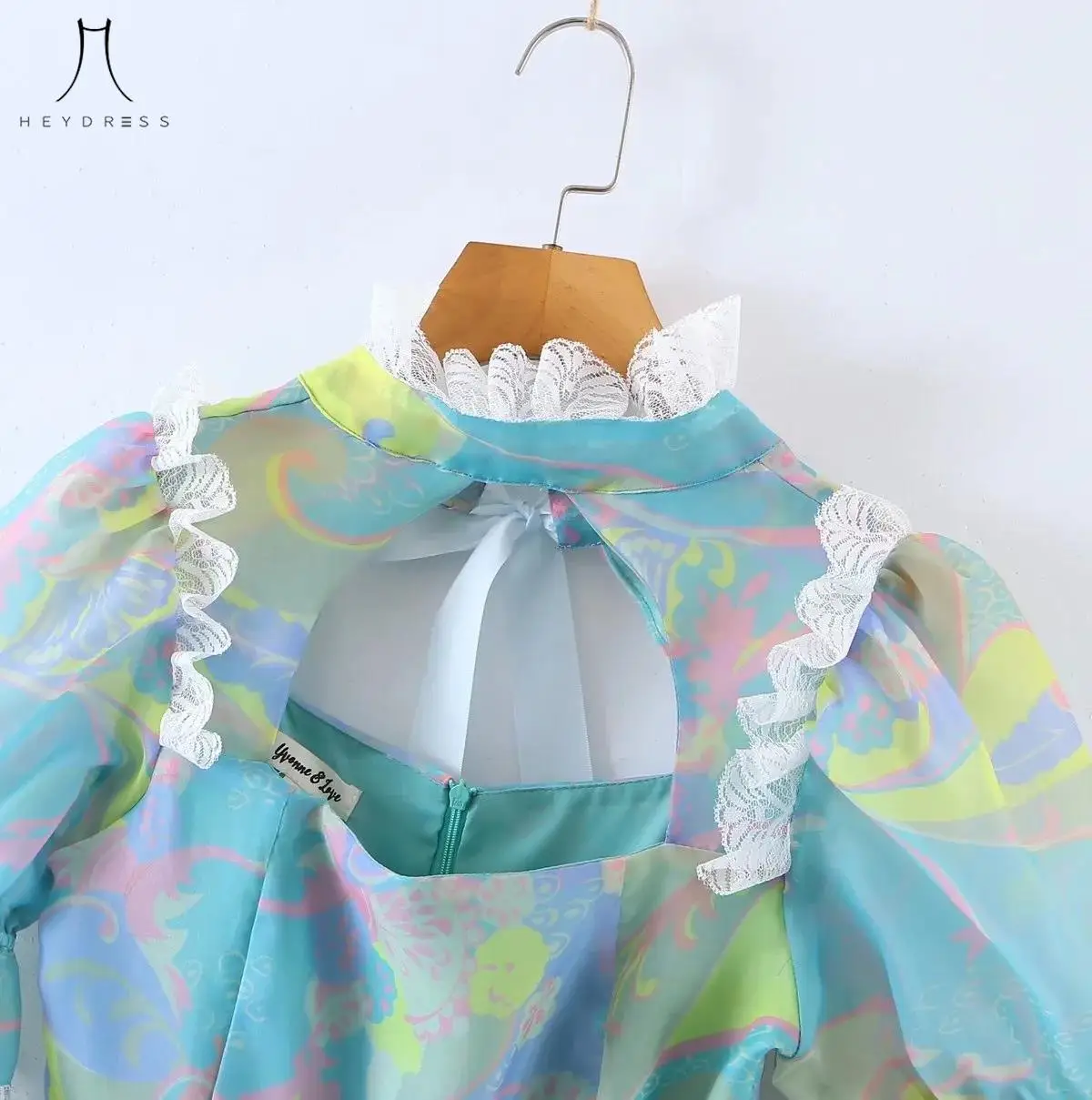 Кружевное платье с длинным рукавом-фонариком и оборками |