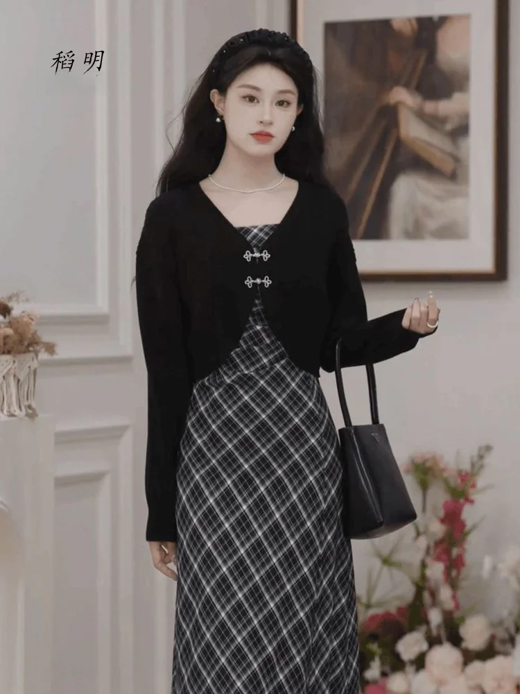 Женская одежда в клетку во французском стиле. Цельное платье на бретельках. Весна