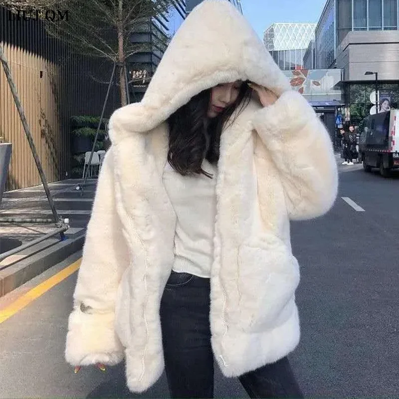 Женское зимнее пальто из искусственного меха черно-белое свободное плюшевое в