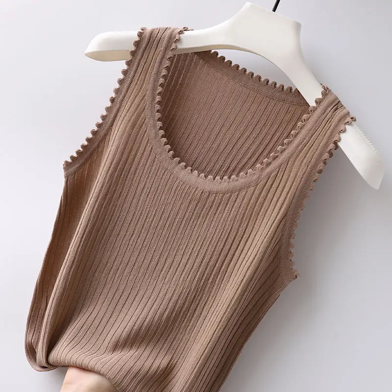 Майка женская трикотажная с волнистыми краями и круглым вырезом