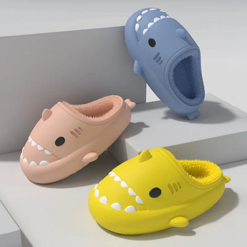 

Уличные детские тапочки с симпатичной акулой, зимние теплые меховые плюшевые радужные туфли, Детские Водонепроницаемые шлепанцы для мален...