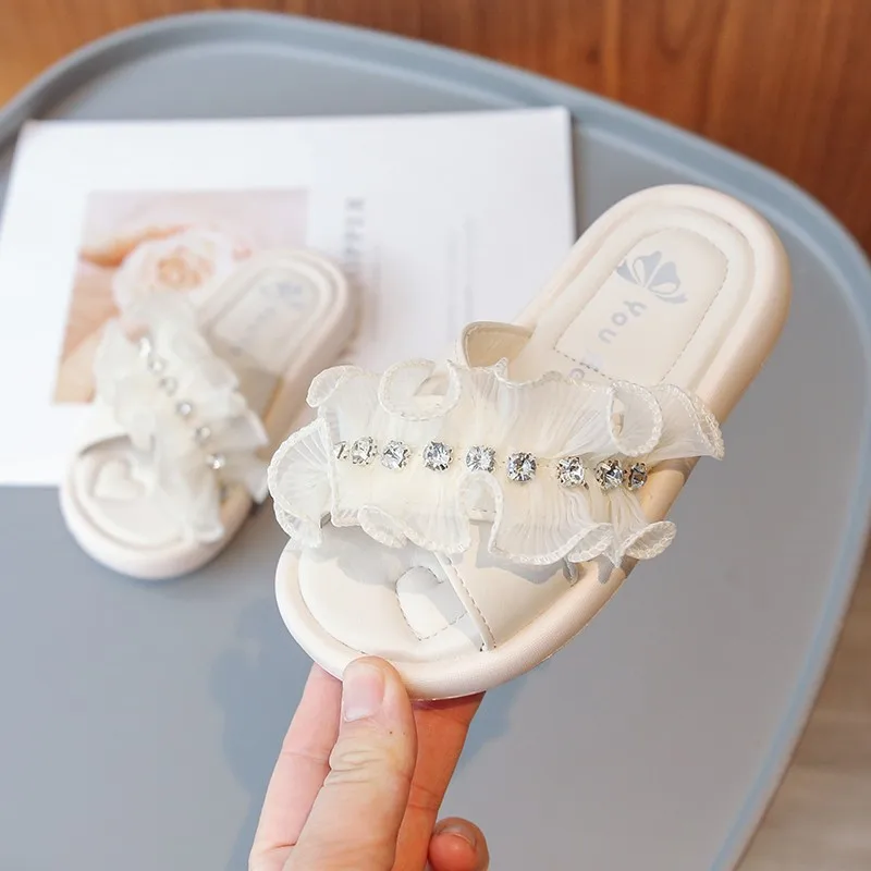 

Тапочки для девочек, новинка 2023, мягкие детские милые модные кружевные детские повседневные туфли со стразами, обувь принцессы на плоской подошве для свадебного шоу