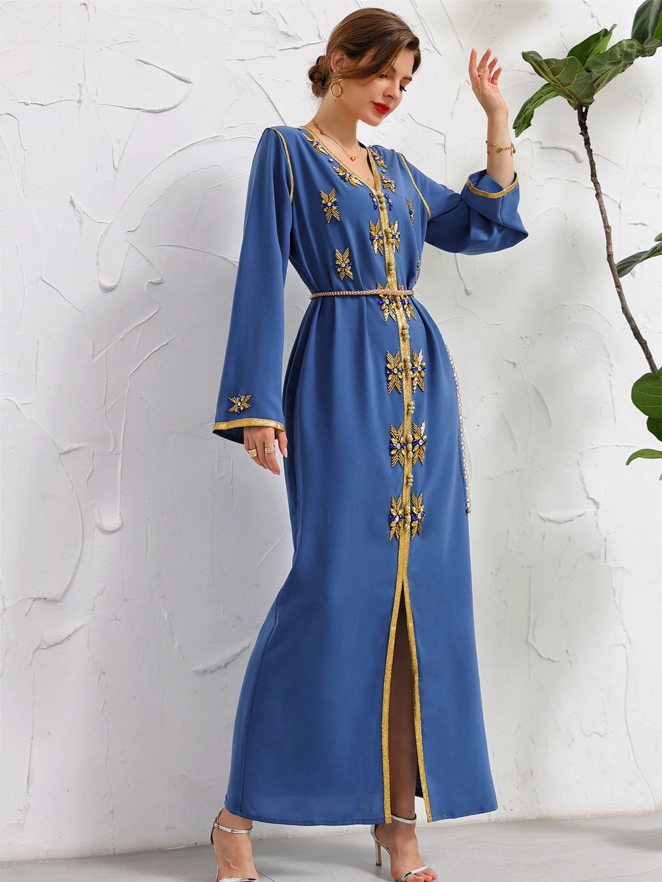 Женское длинное платье в мусульманском стиле