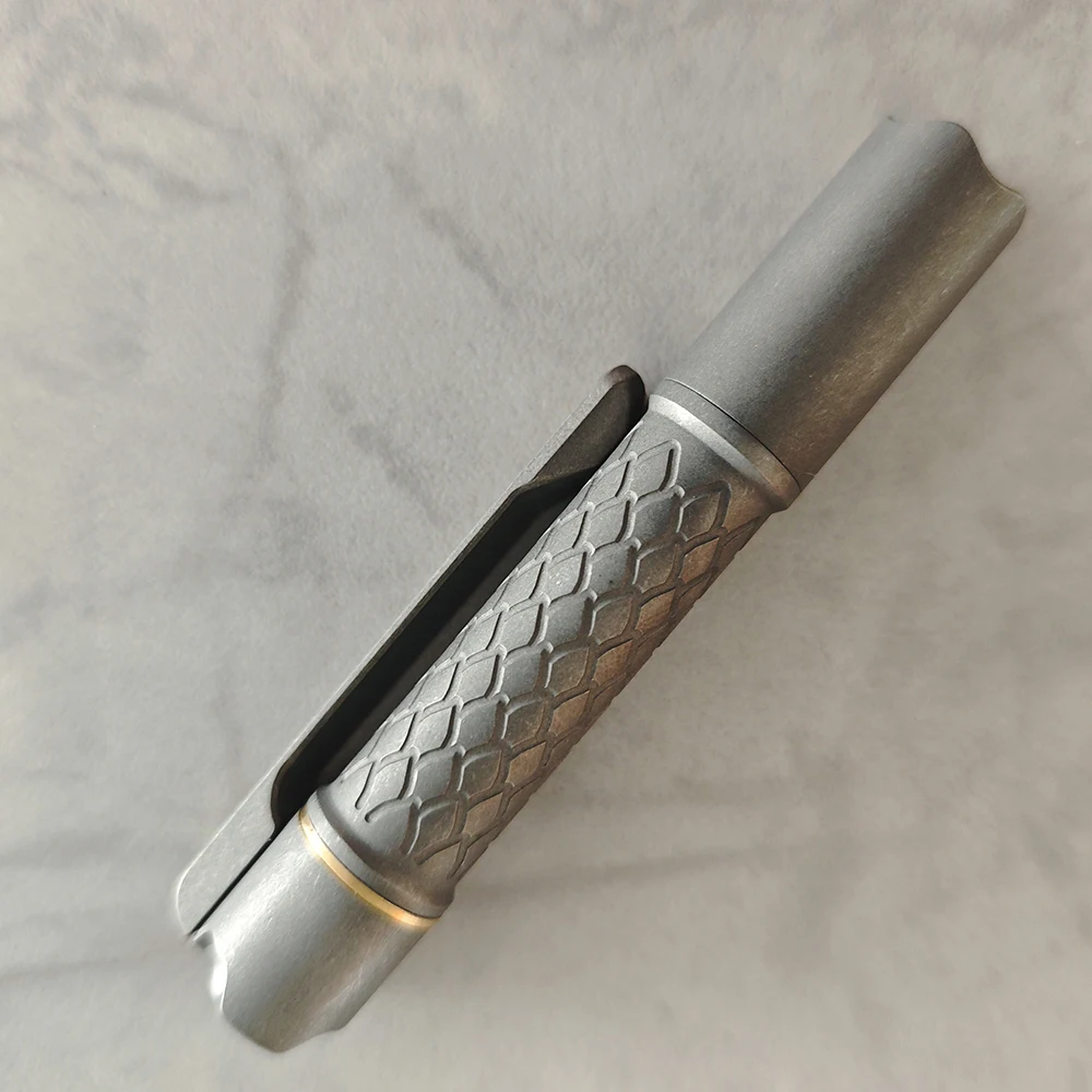 Портативный титановый фонарик EDC