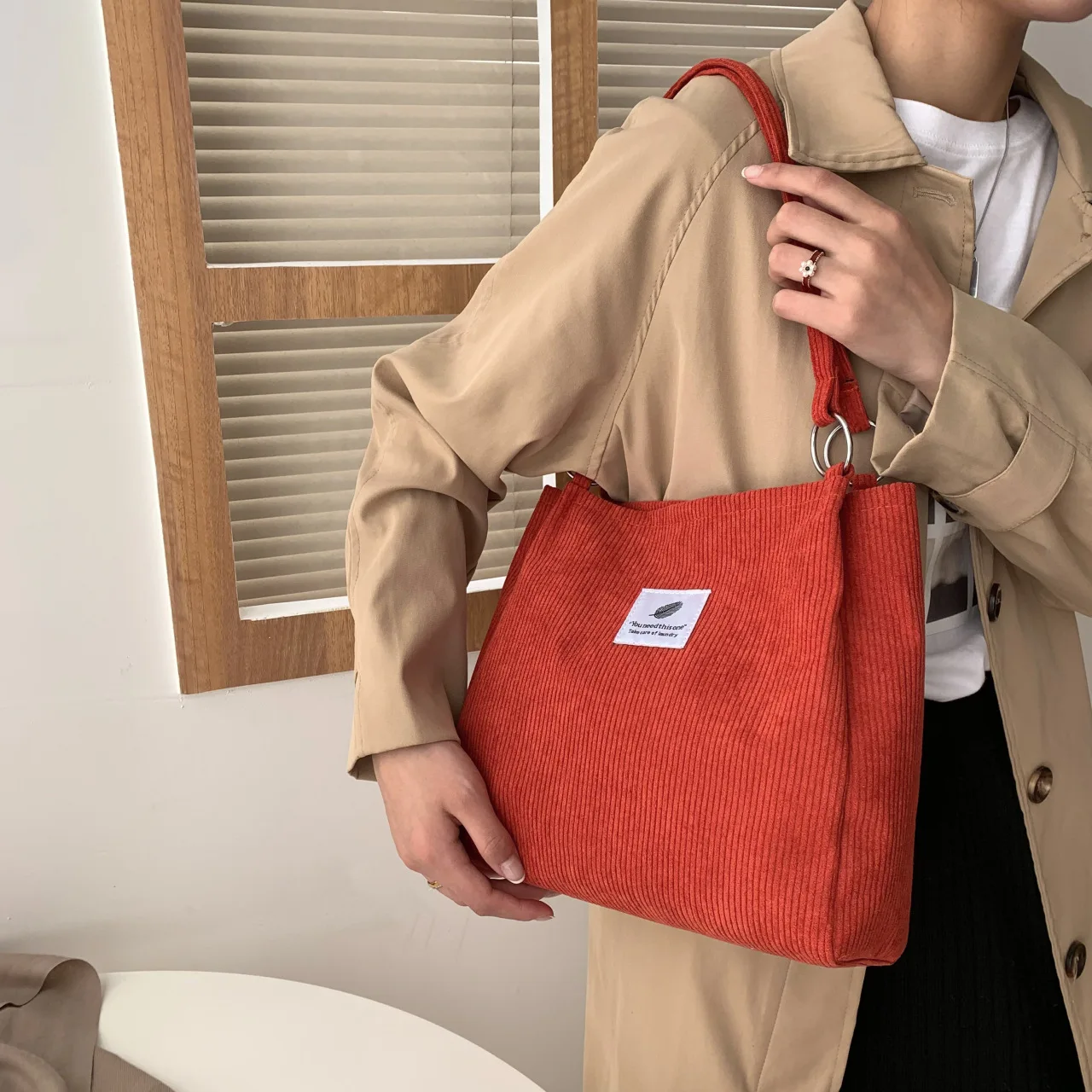 Сумка из рубчатого вельвета женская