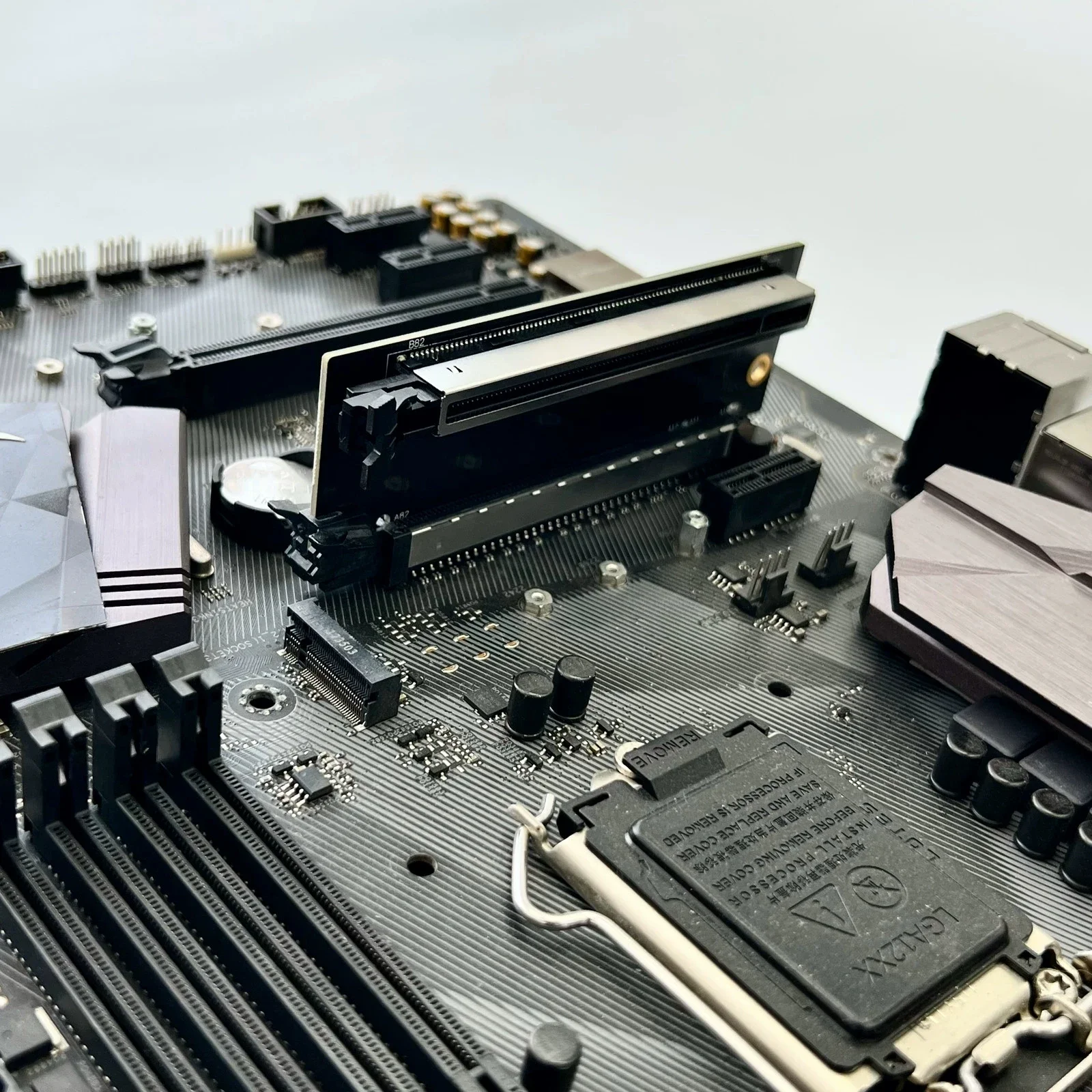 Фото Карта-адаптер-удлинитель PCIe 4.0 x16 с угловым разъемом 90 градусов для защиты графических процессоров, Gen4, для 1U/2U/3U серверов №5