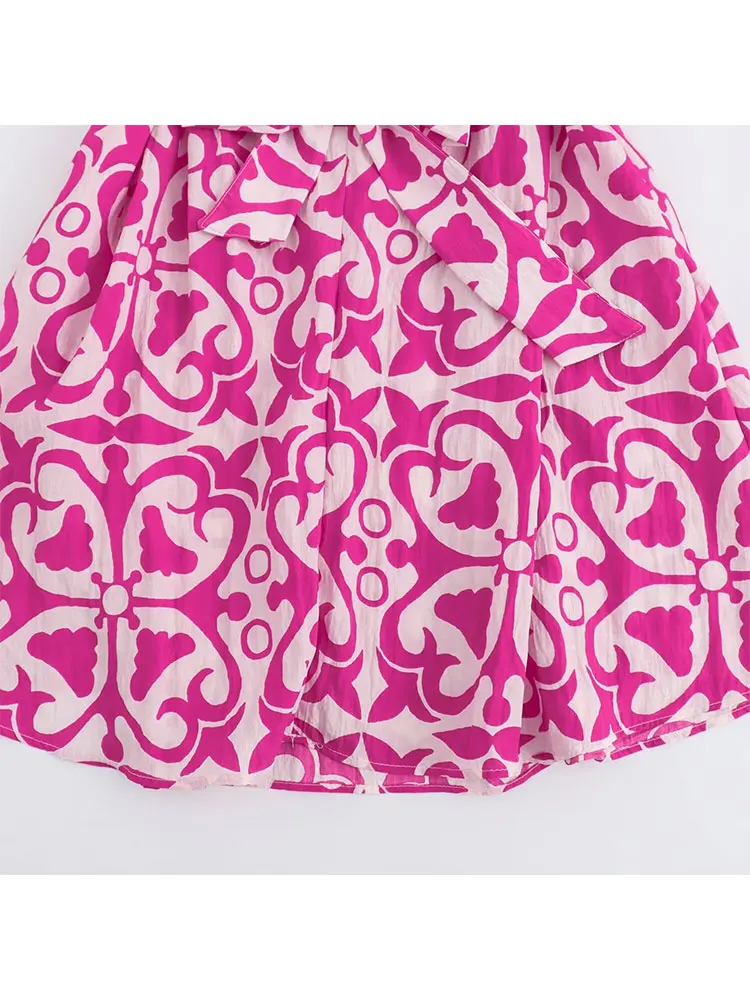 Женское мини-платье с V-образным вырезом и поясом