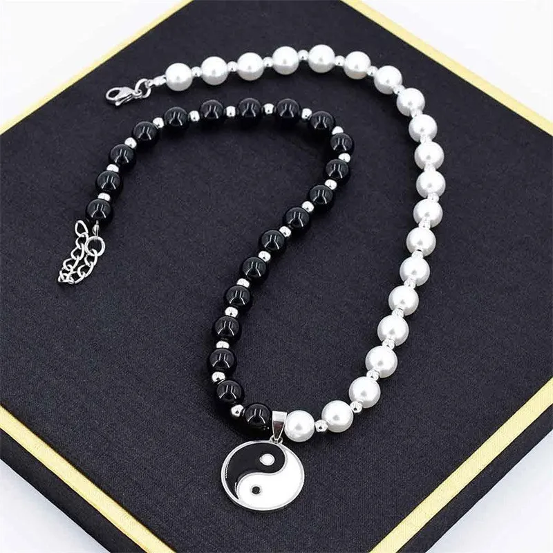 

New Fashion Yin Yang Tai Chi Gossip Pendant Necklace Fashion Simple Black and White Pearl Beads Stitching Clavicle Chain