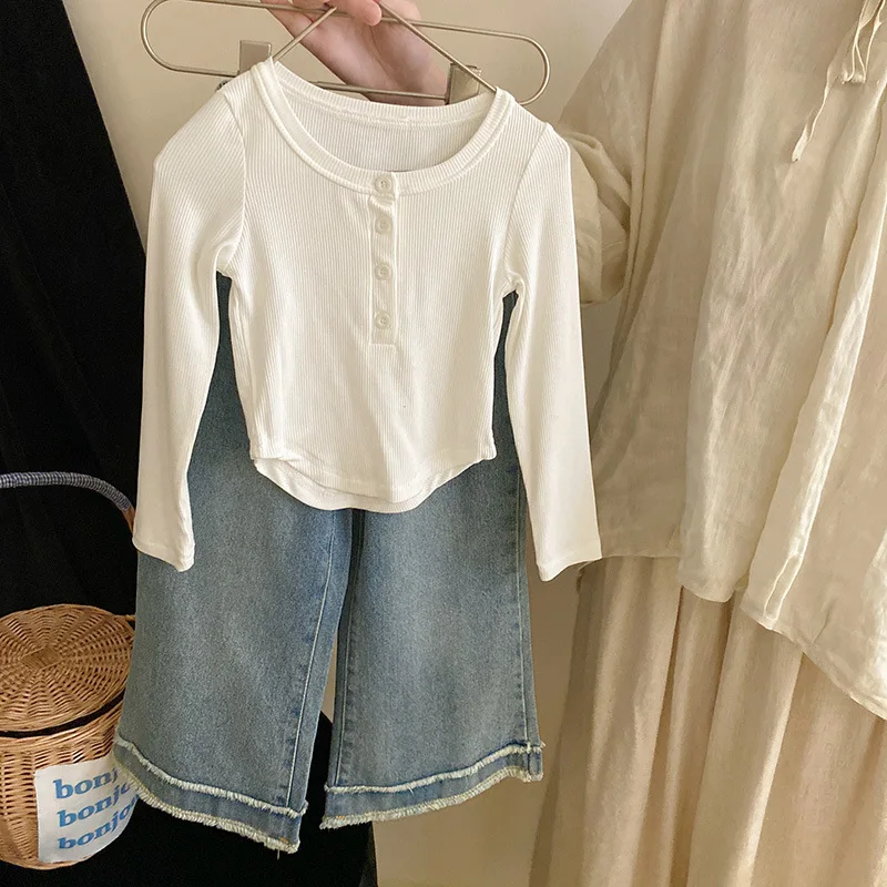 

Корейский весенне-осенний комплект детской одежды для девочек 2023, хлопковая рубашка с длинными рукавами и пуговицами, костюм из джинсовой ткани с широкими штанинами, наряд