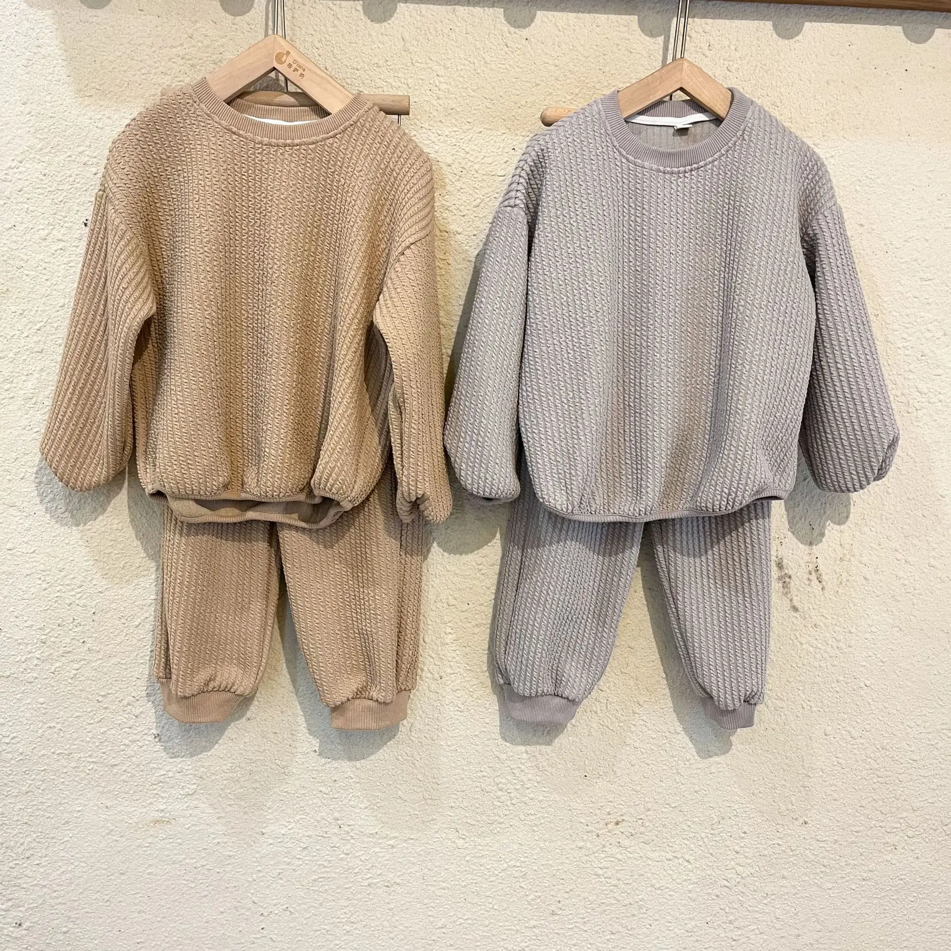 

Новый осенний спортивный костюм для детей комплект для маленьких девочек, однотонная Свободная трикотажная рубашка, повседневные топы и штаны в стиле ретро для маленьких мальчиков комплект из 2 предметов, свитер для младенцев