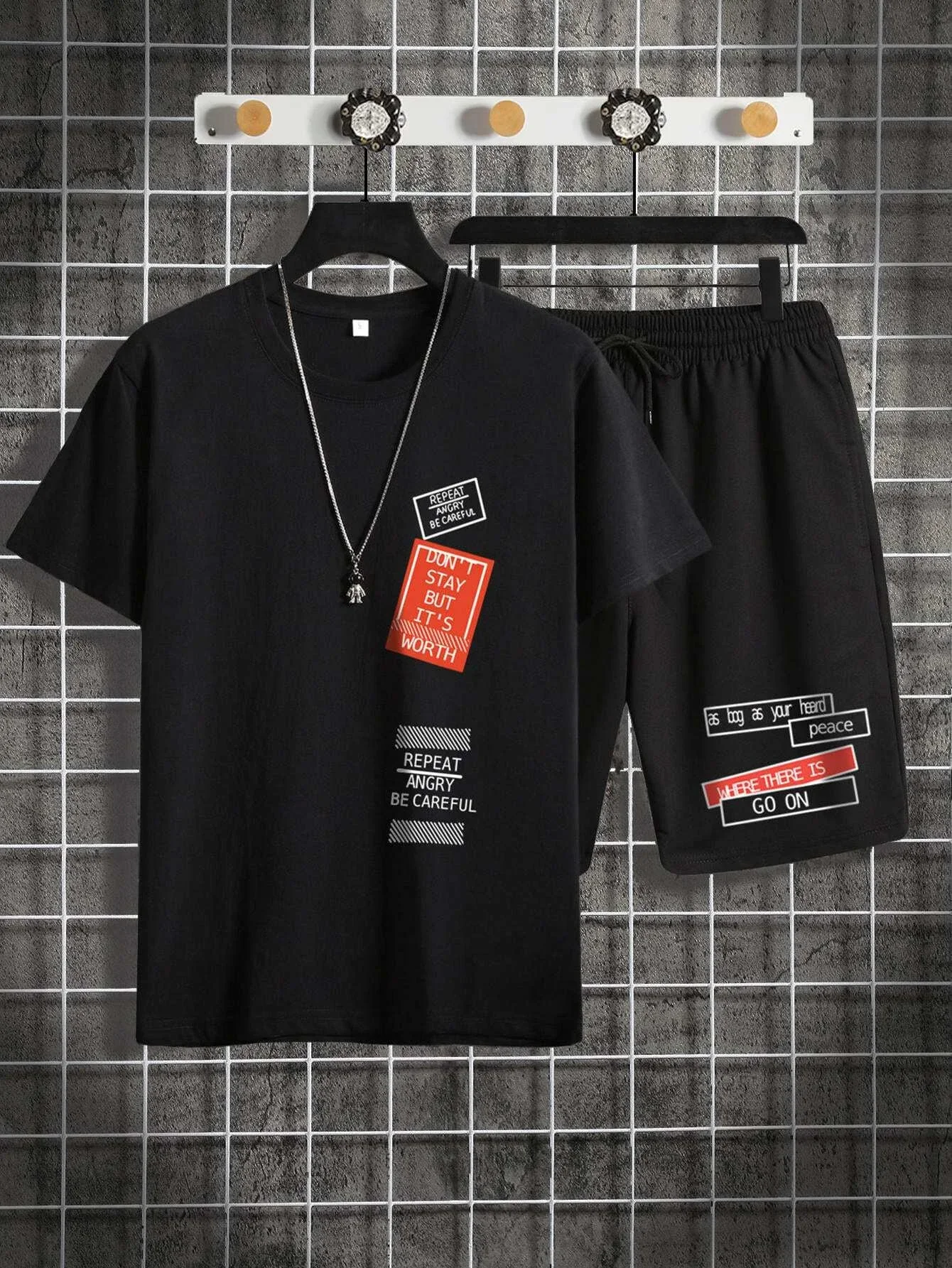 

Men Slogan Graphic Tee With Drawstring Shorts