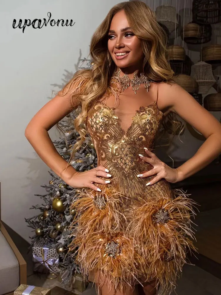 

Женское облегающее мини-платье на тонких бретельках без рукавов с блестками и перьями