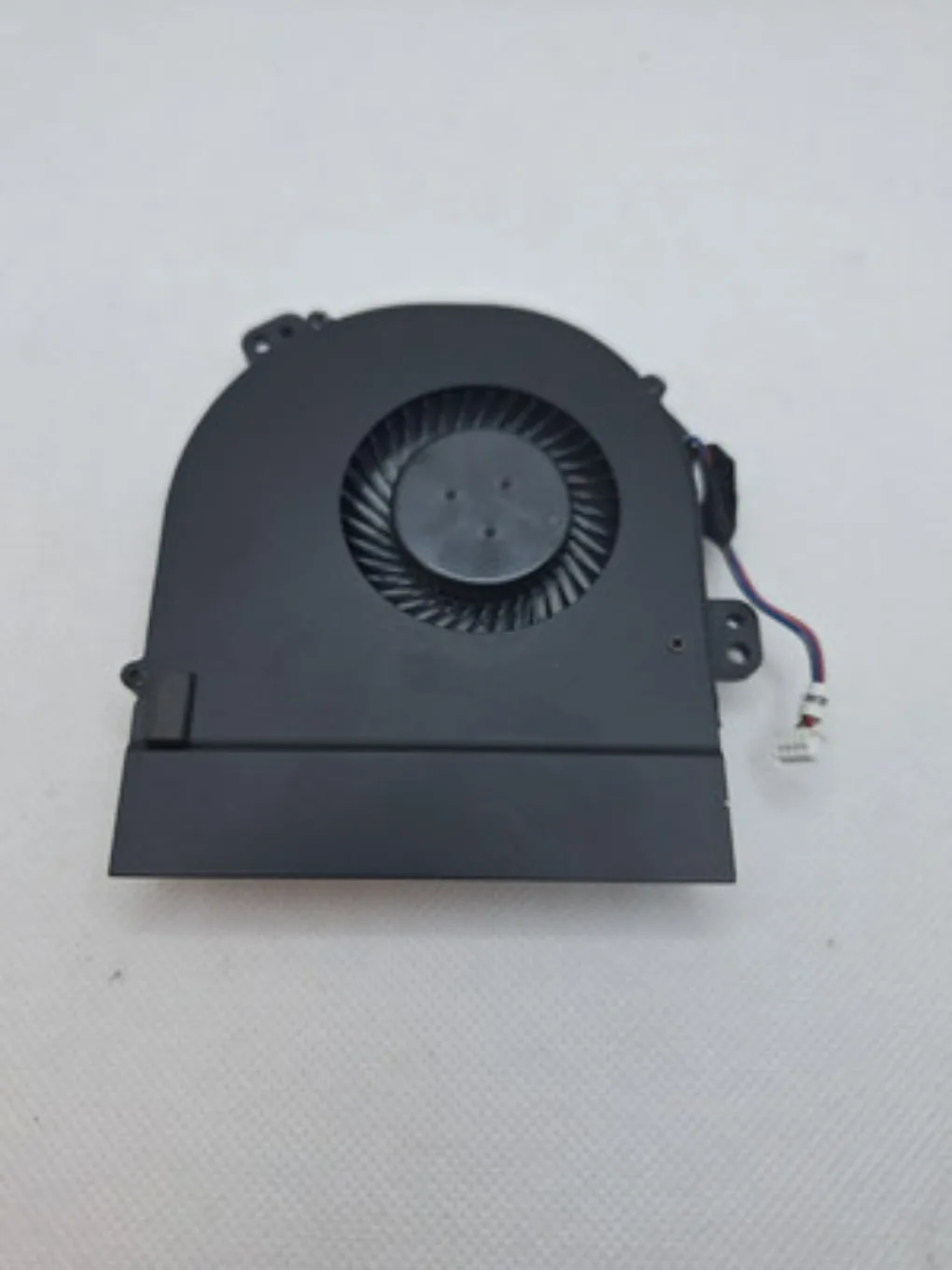 Фото Оригинальный вентилятор охлаждения процессора для Dell Alienware 17 R2 - AW17R2 - 7740Y DC28000FEF0 №2