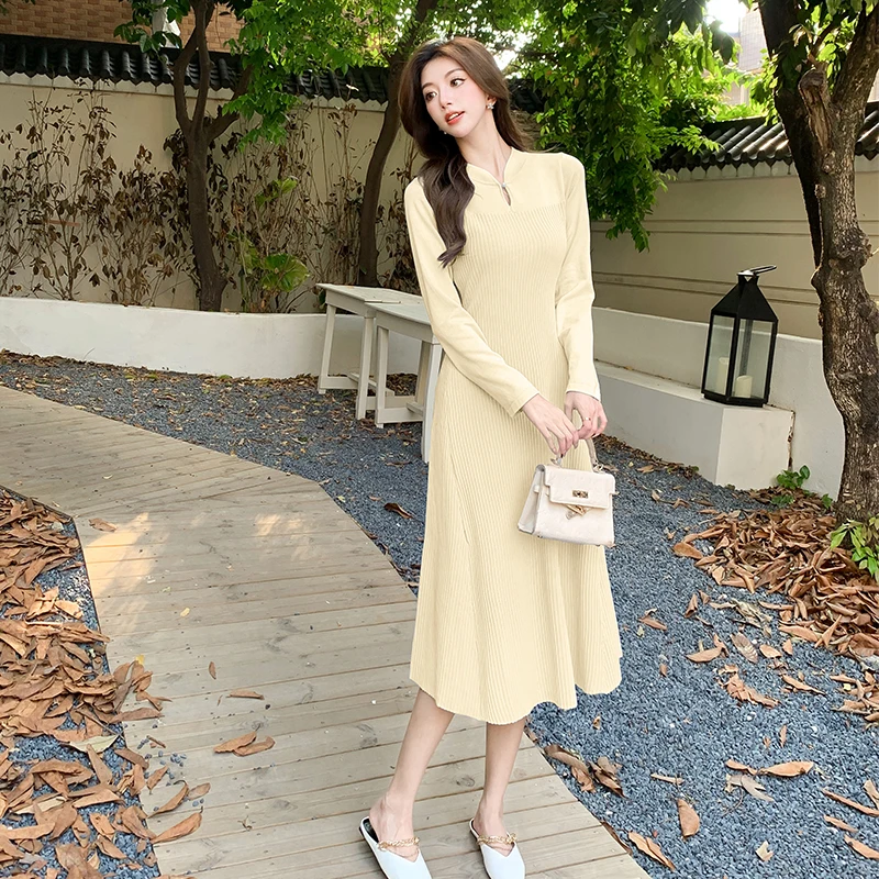 Женское трикотажное платье-свитер с воротником-стойкой и длинным рукавом