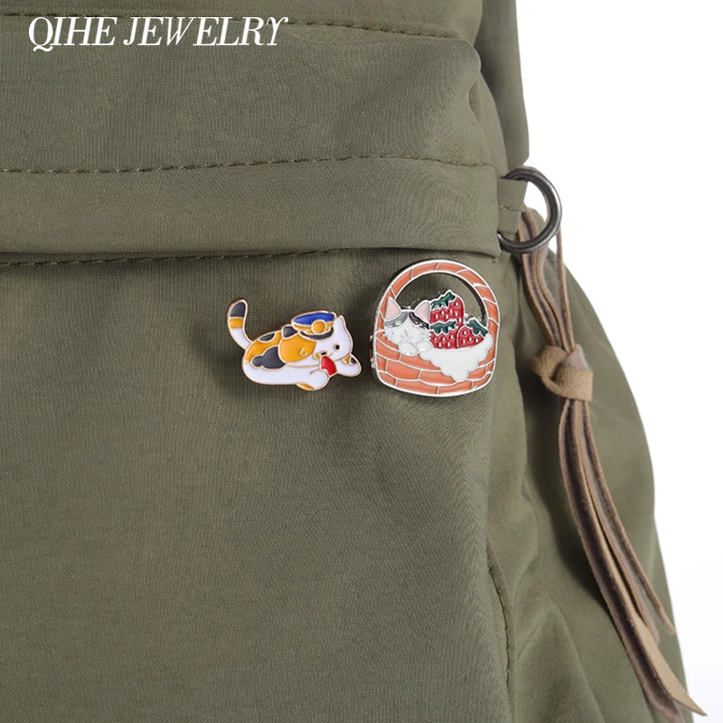 

Black White Animal Cat Enamel Pin Cartoon Reading Badge Metal Jewelry Wholesale Kitten Funny Brooch Custom Backpack Accessories
