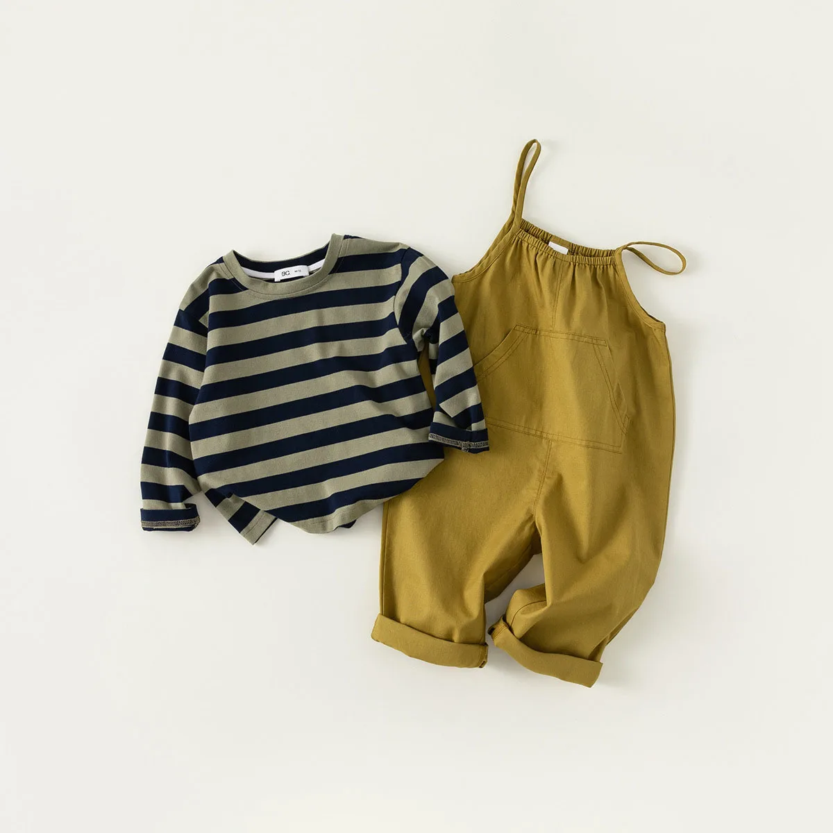

Комплект одежды для маленьких мальчиков из 2 предметов, Однотонная футболка в полоску + Свободный комбинезон, детская одежда, весенняя одежда для маленьких девочек