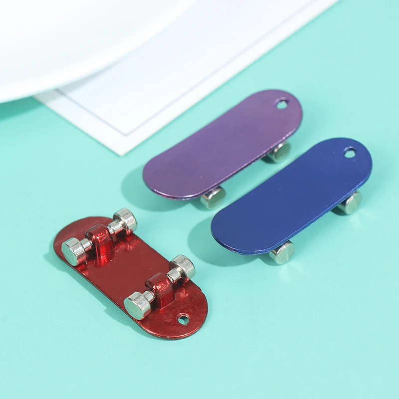 

1/12 Dollhouse Mini Metal Four-Wheel Skateboard For Ob11 Doll Toy Accessories
