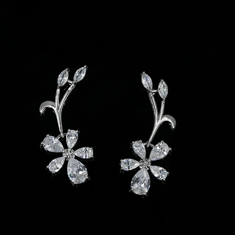 Комплект из колье и серёг с фианитом белого цвета