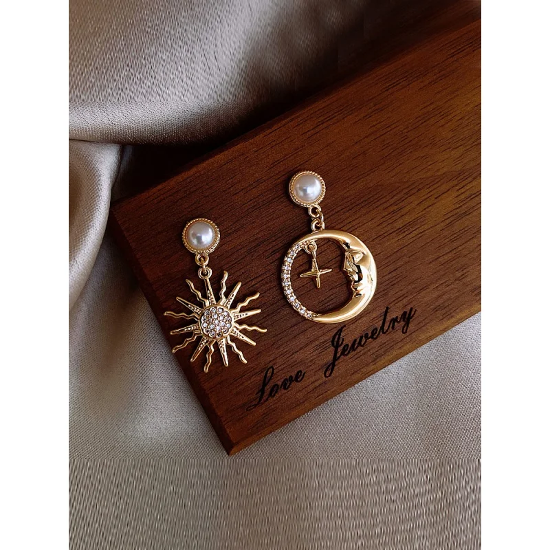 

Disney Asymmetric pearl earrings, small design, high-end Egypt, veneer, unique sun, moon earrings