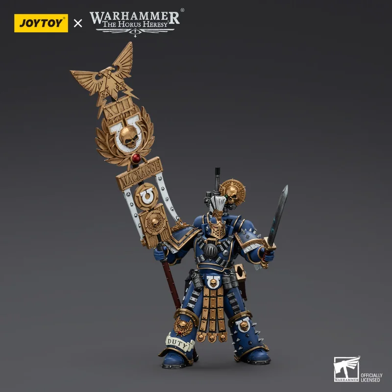 Фото Коллекционная подвижная фигурка JOYTOY Warhammer The Horus Heresy Ultramarines Legion Standard Bearer Remus Ventanus, масштаб 1/18 №3