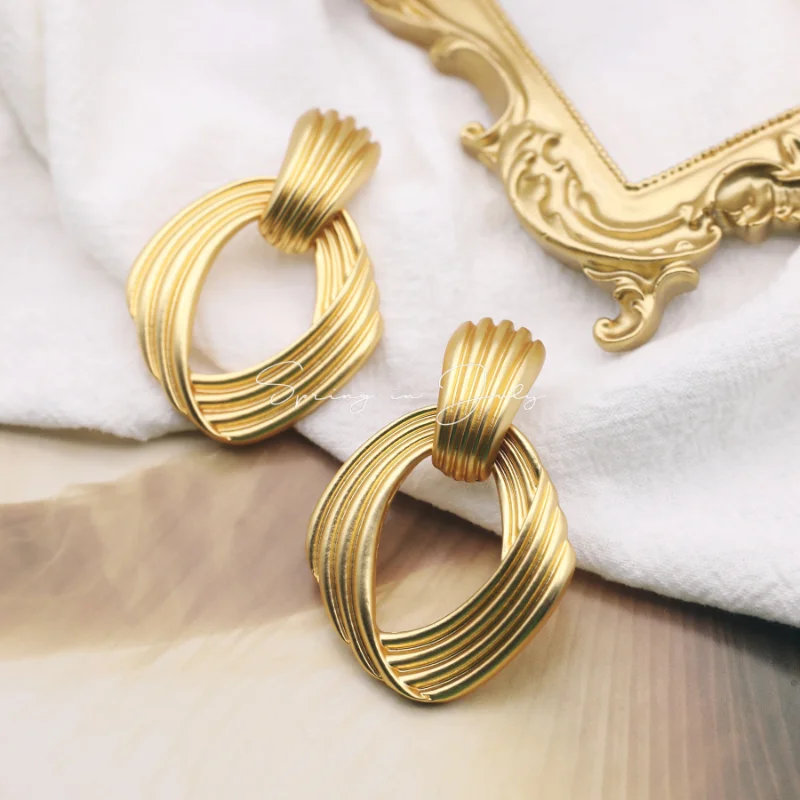 

Женские серьги-гвоздики с вырезами, в стиле ретро