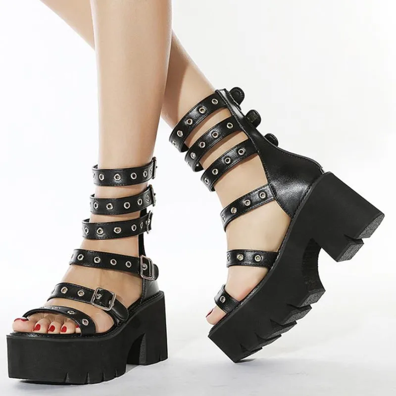 

Сандалии-гладиаторы женские с металлическими заклепками, босоножки на платформе, открытый каблук, обувь в римском стиле, уличная одежда в стиле панк-рок, на танкетке, с ремешком с пряжкой, лето