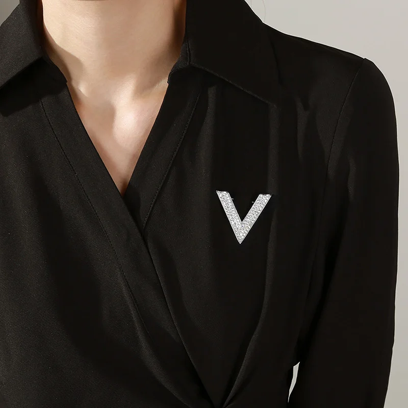 

Luxury V-shaped Crystal Brooch Scarf Button Dual-use Spring And Autumn Versatile Shawl Button T Shirt Corner Knot Buckle