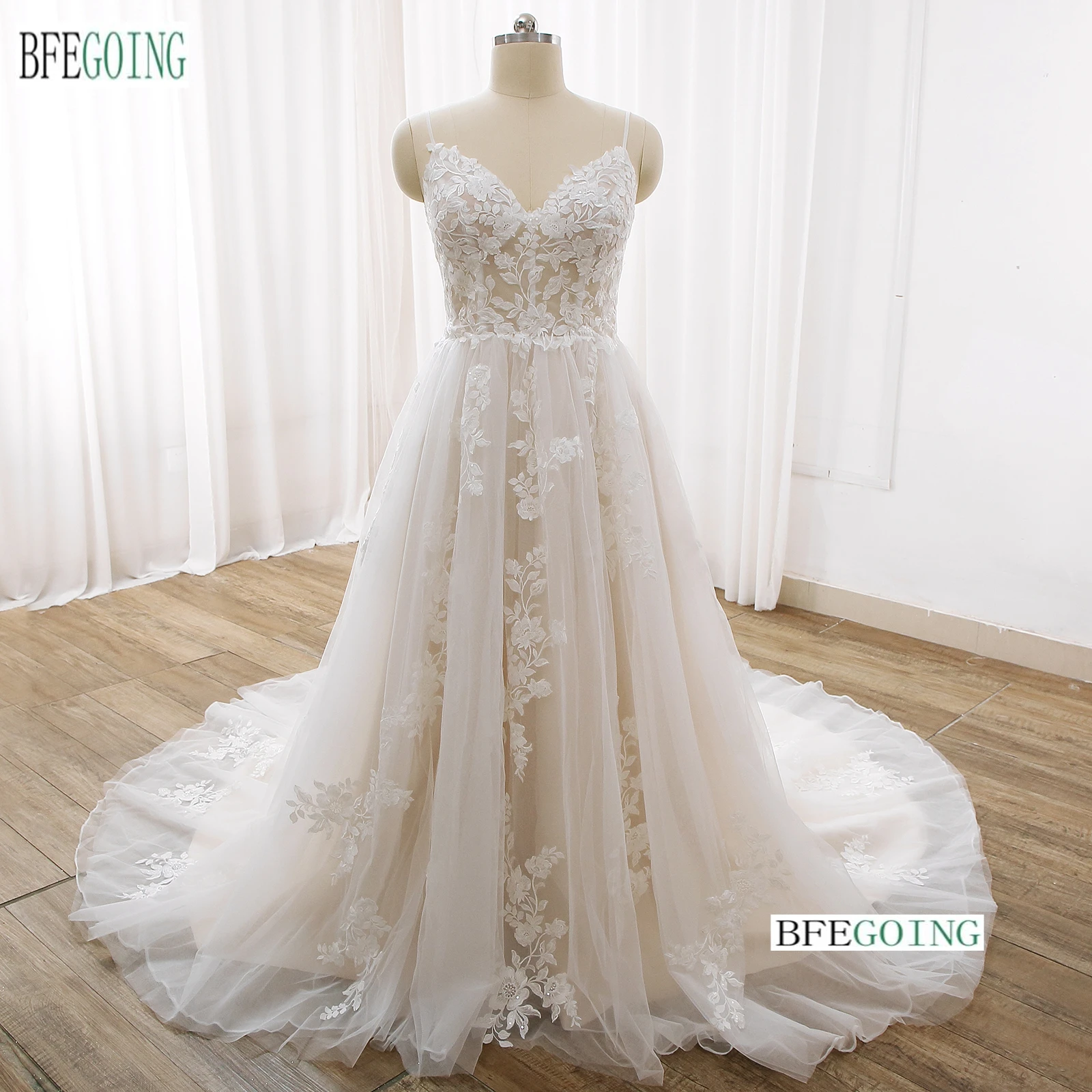 

A-Line Wedding Gowns Chapel Train Custom Made Lace Organza Appliques V-Neck Spaghetti Straps Floor-Length Bridal Dresses
