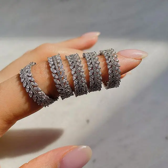 

Женское кольцо из серебра 2022 пробы, с бриллиантами