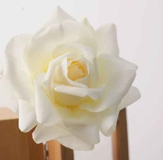 

10 шт. Искусственные увлажняющие розы Real Touch