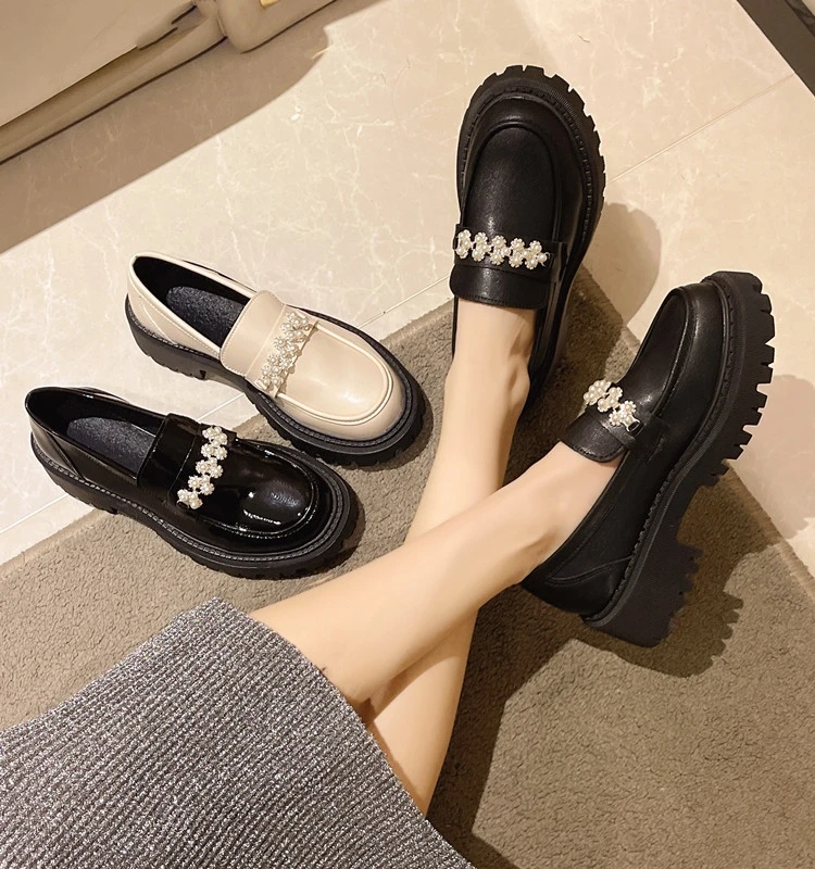 

Кроссовки женские на платформе, повседневные универсальные туфли на плоской подошве, без застежек, украшенные жемчугом, в британском стиле, осень