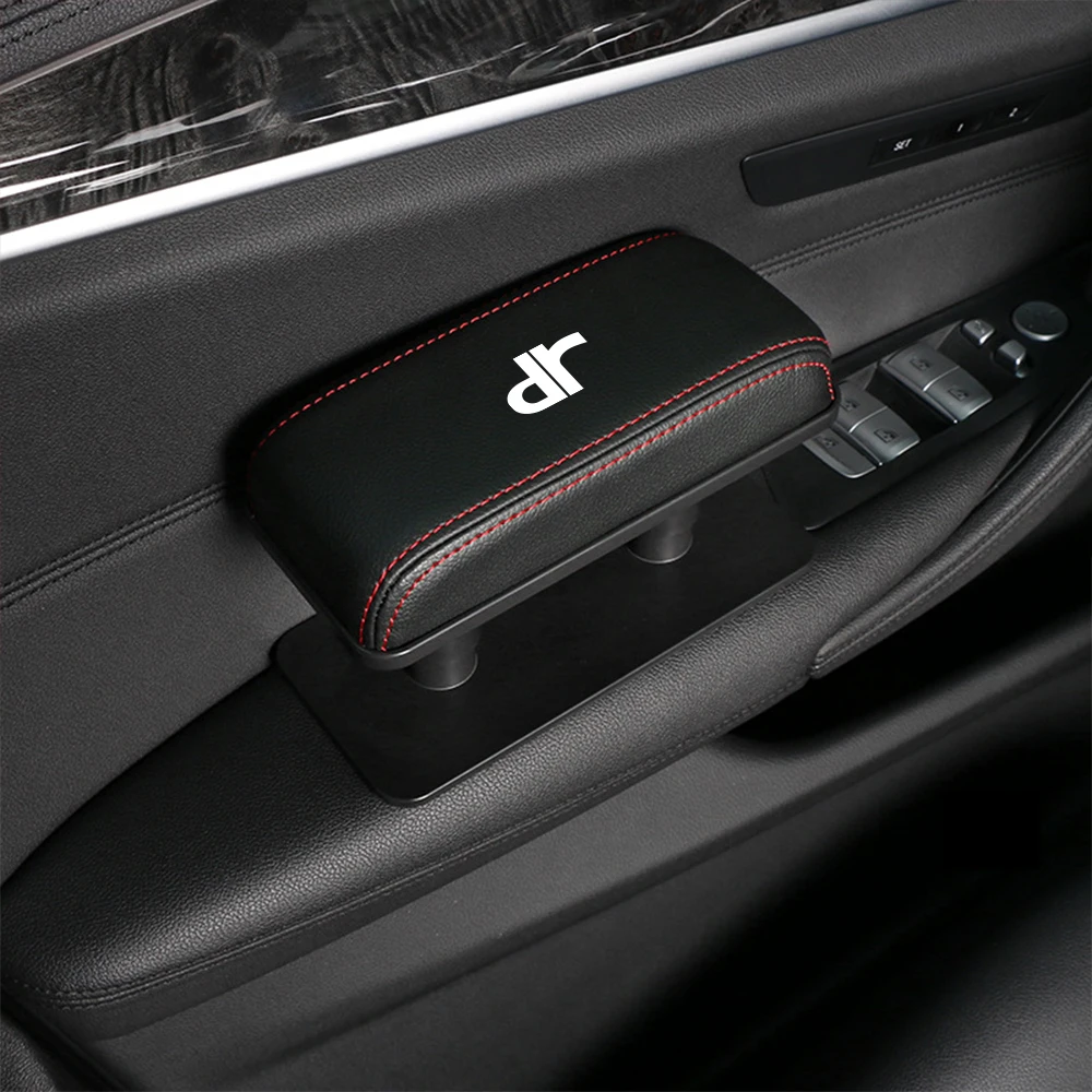 подлокотник универсальный для авто. локоть машин. подлокотник на кресло авто. локоть машин. мужчина в машине.