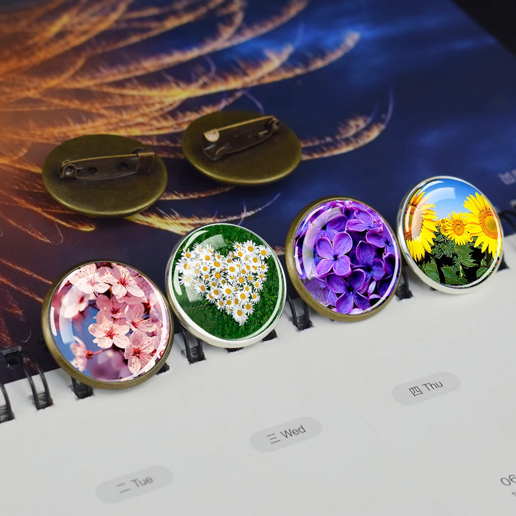 

Fashion Round Brooch Glass Cabochon Pattern Brooch Flower Lucky Clover Badge for Women Men Breastpin Clothing Accessories Gifts