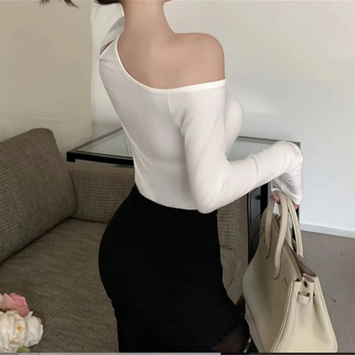 Женский топ с косым воротником и открытыми плечами модная однотонная блузка