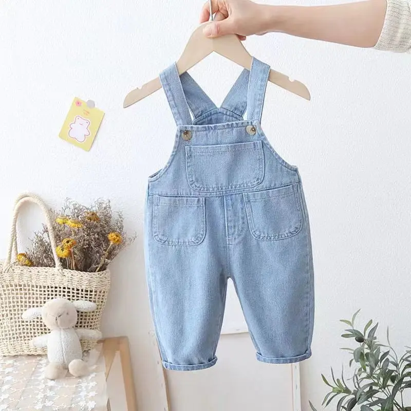 2023 Spring New Boys Baby Strap Pants Spring and Autumn Fashionable Soft Jeans Childrens Pants Childrens Girl Pants