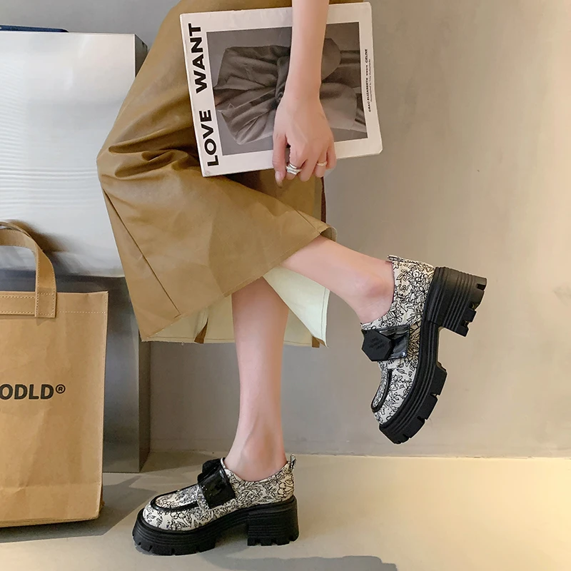 Женские джинсовые тканевые туфли из синтетической кожи на танкетке с принтом