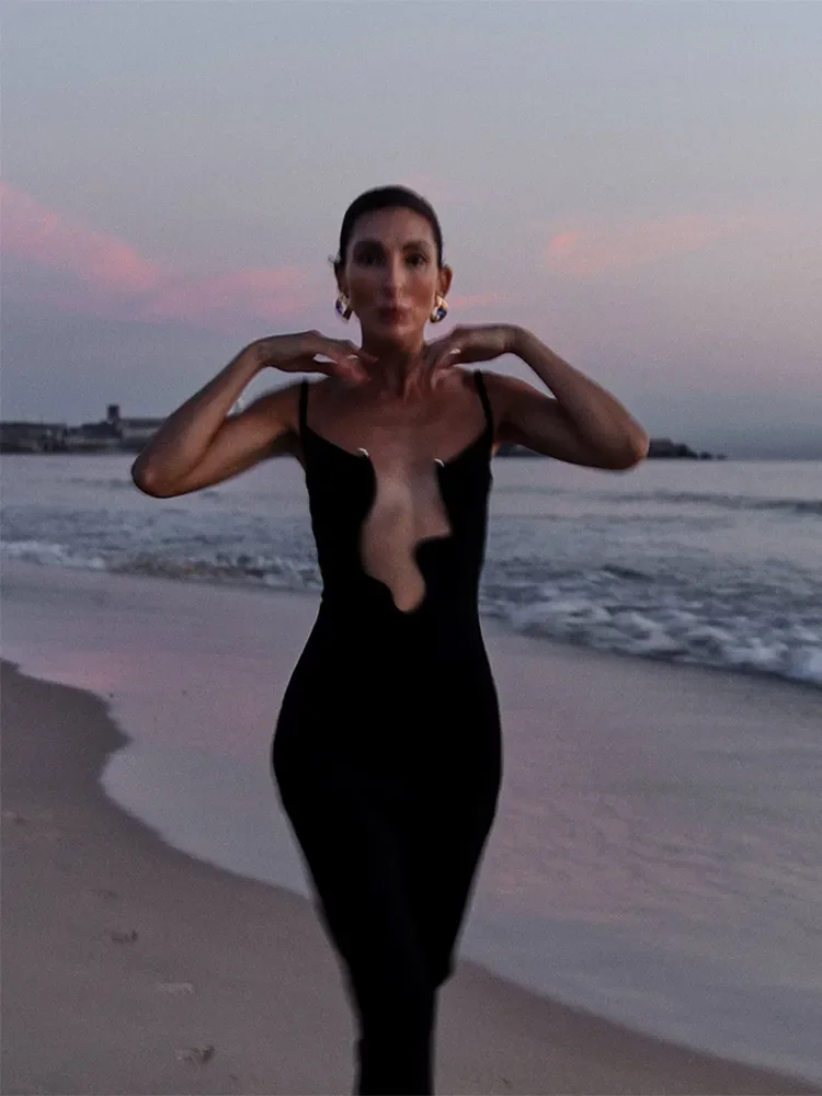 Женское трикотажное платье на бретельках элегантное белое без рукавов с