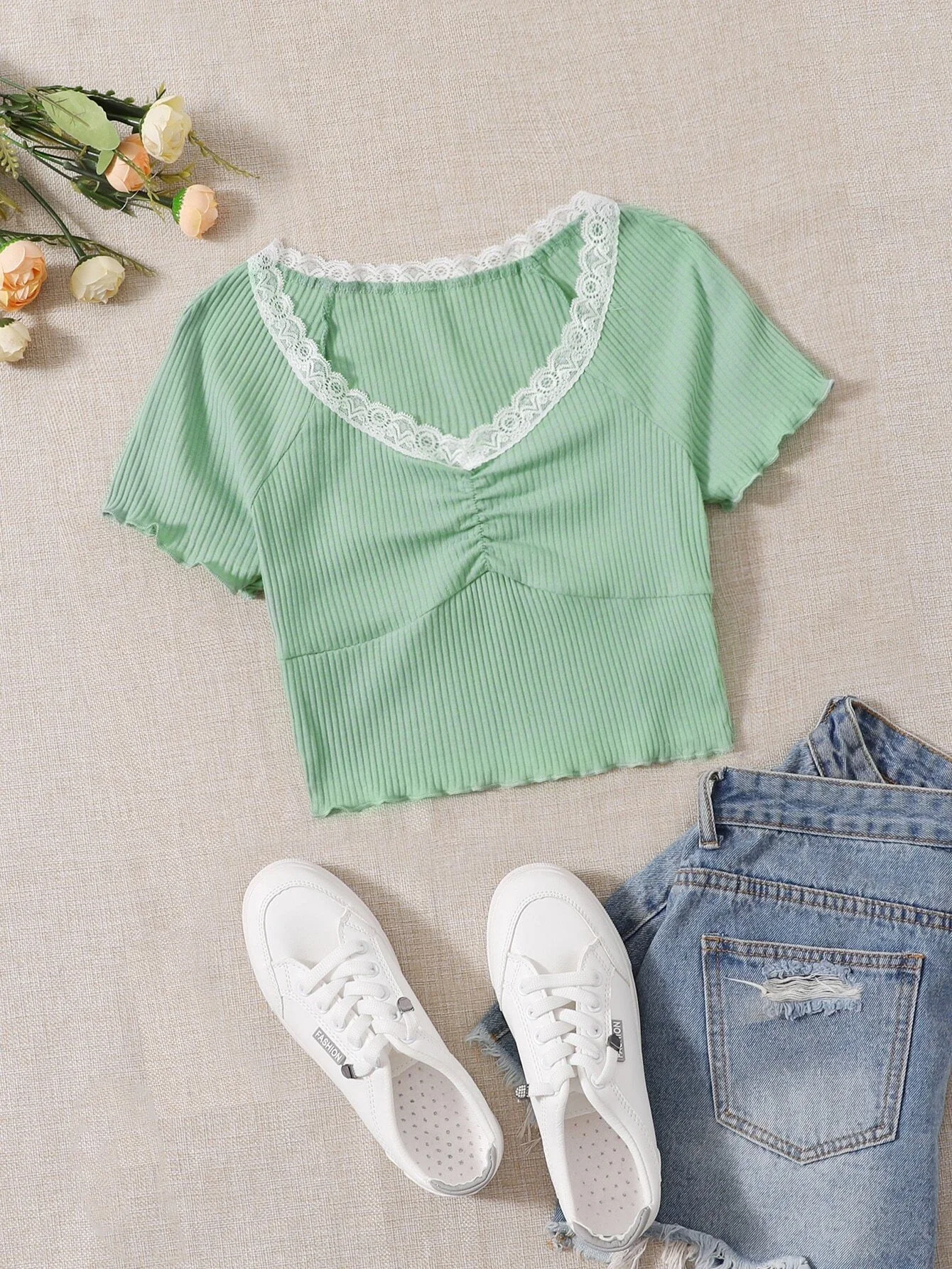 

Lace Trim Raglan Sleeve Ruched Rib-knit Crop Tee