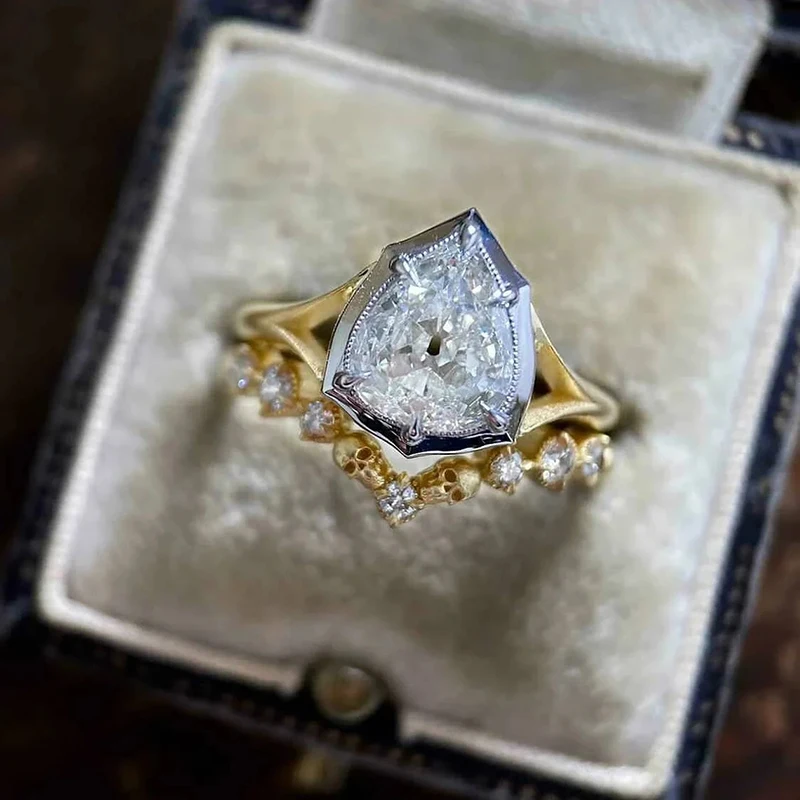 Комплект женских колец из двух предметов с фианитом