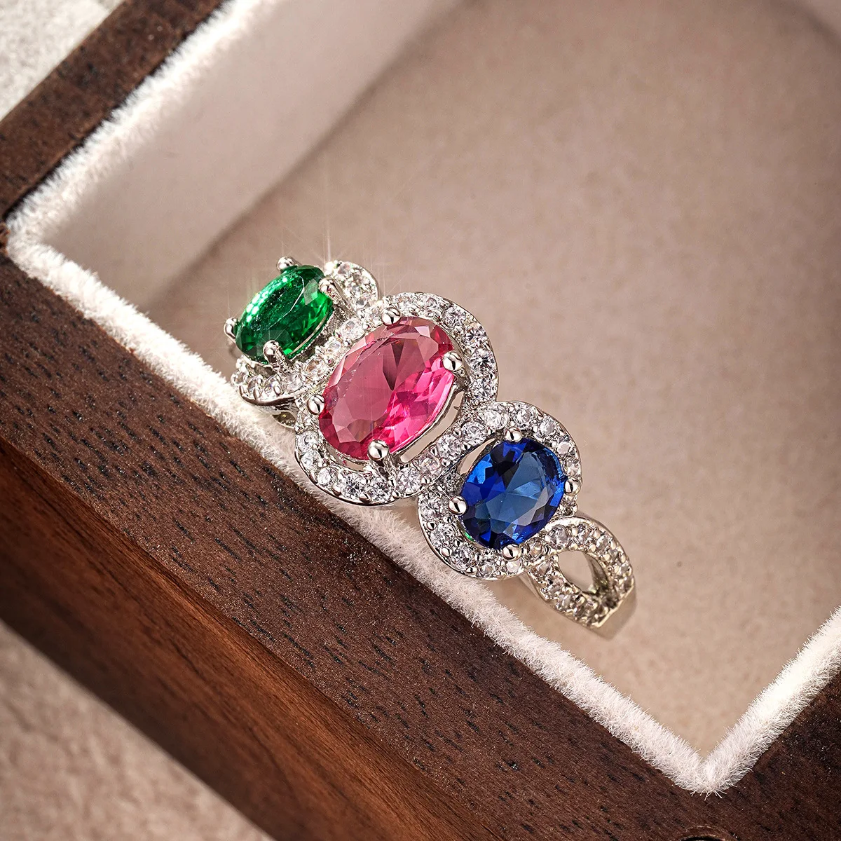 Женское кольцо с 3 камнями и фианитами