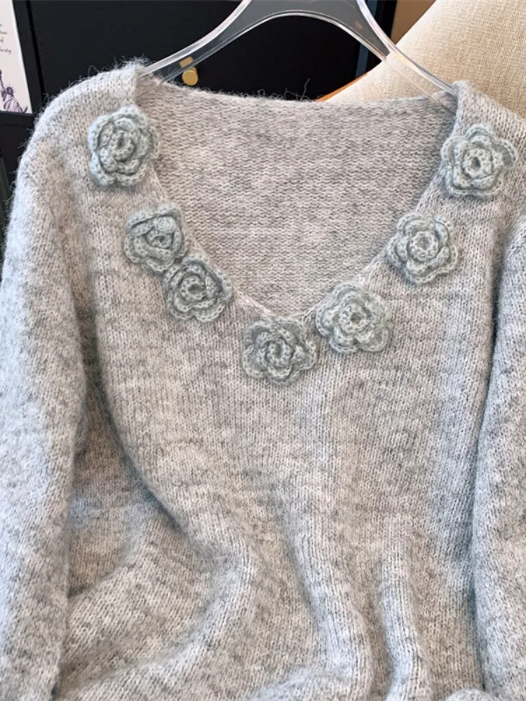 Женский свитер с v-образным вырезом и абрикосовой камелией во французском стиле