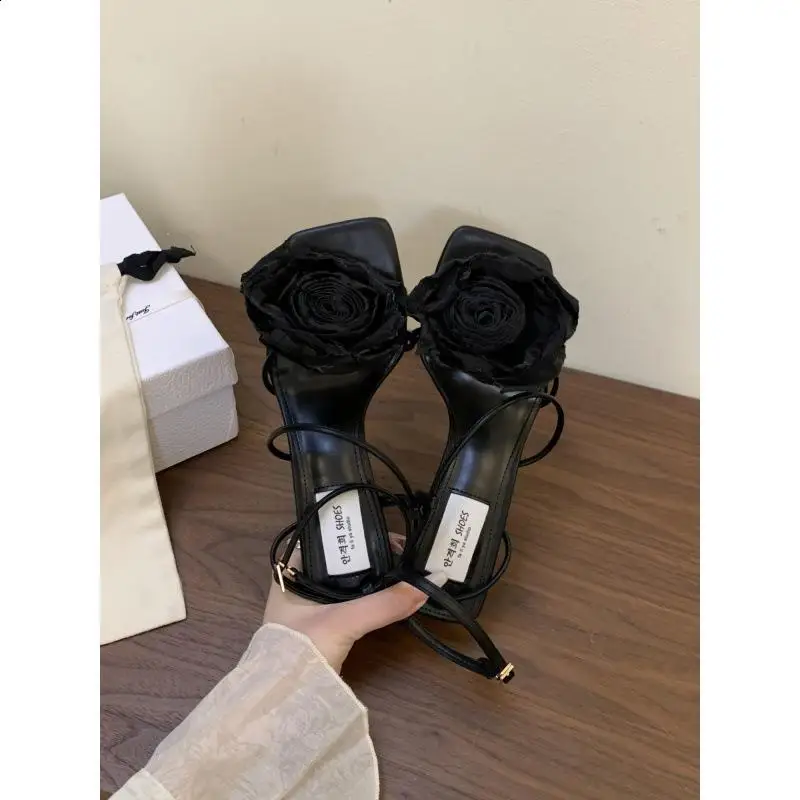 Бежевые босоножки на каблуке. Туфли низком каблуке с ремешком. Лето 2023. Черные