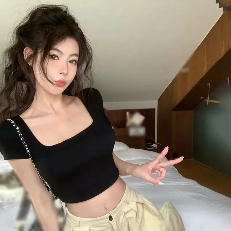 Летняя женская футболка с вырезом на спине и коротким рукавом