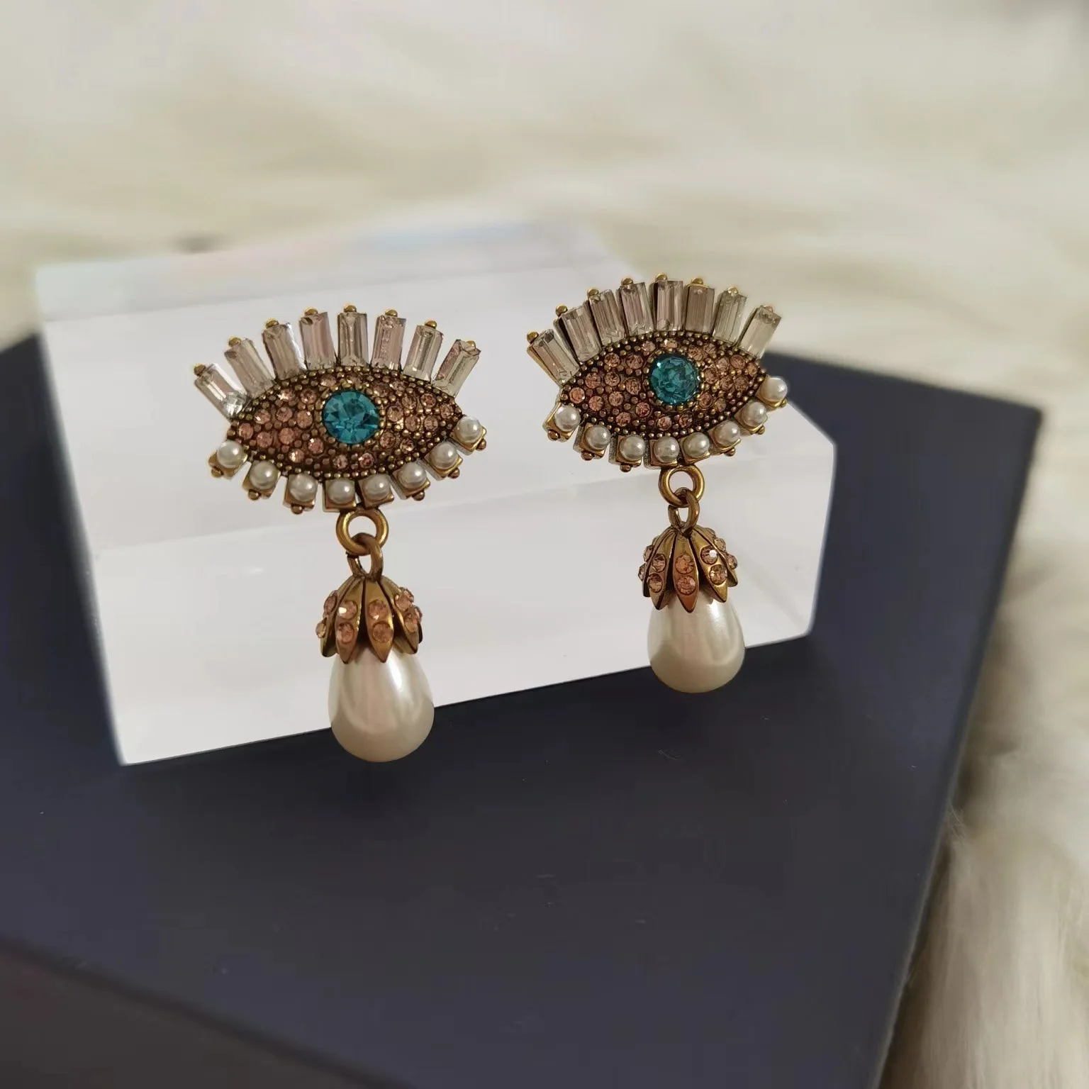 

Модные дизайнерские серьги