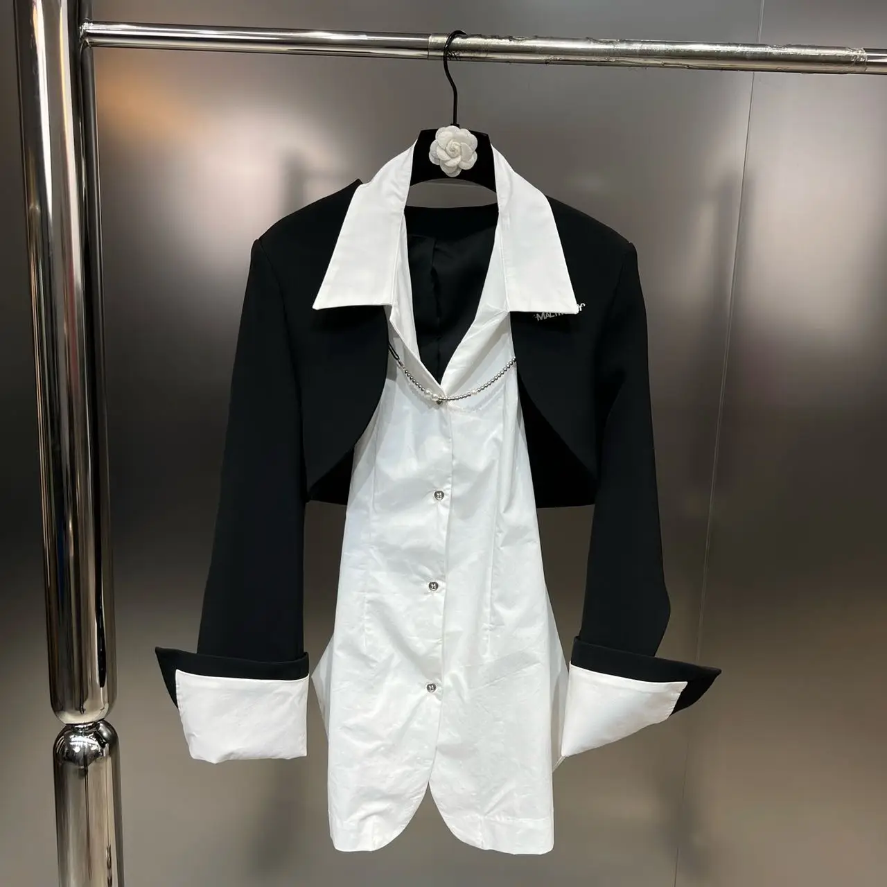 

ZCSMLL однобортная рубашка без рукавов с отложным воротником и манжетами на цепочке с длинным рукавом белый черный женский короткий костюм Зима 2022