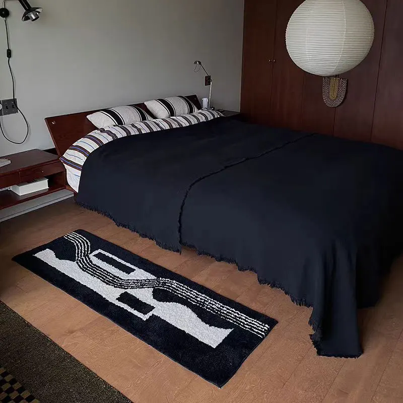 Ковер для спальни прикроватный длинный полосатый коврик ног черно-белый