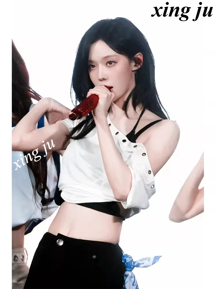 Фото Корейская футболка K-pop для певиц, белая, с асимметричным вырезом на плечах, черные свободные шорты, женский костюм для джазовых танцев, сценическая одежда №3
