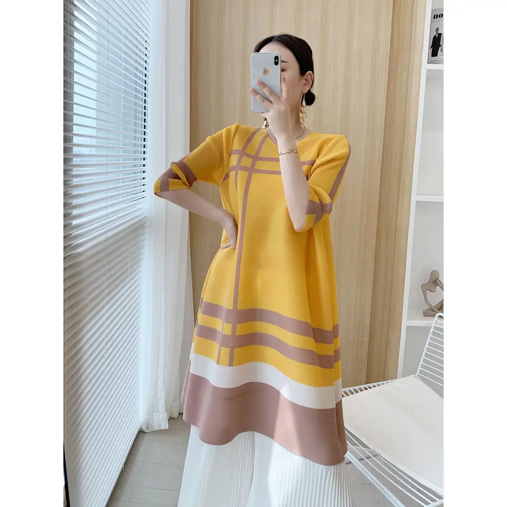 Женское клетчатое платье облегающее длинное с круглым вырезом и рукавами в семи