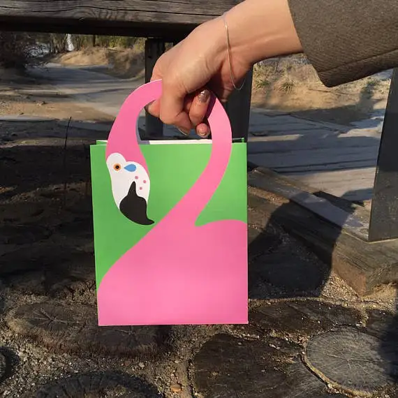 

BD002 12Pcs Pink Cartoon Flamingo Birthday Party Portable Candy Packing Tote Paper Gift Bags Hawaii Baby Shower Party Decors