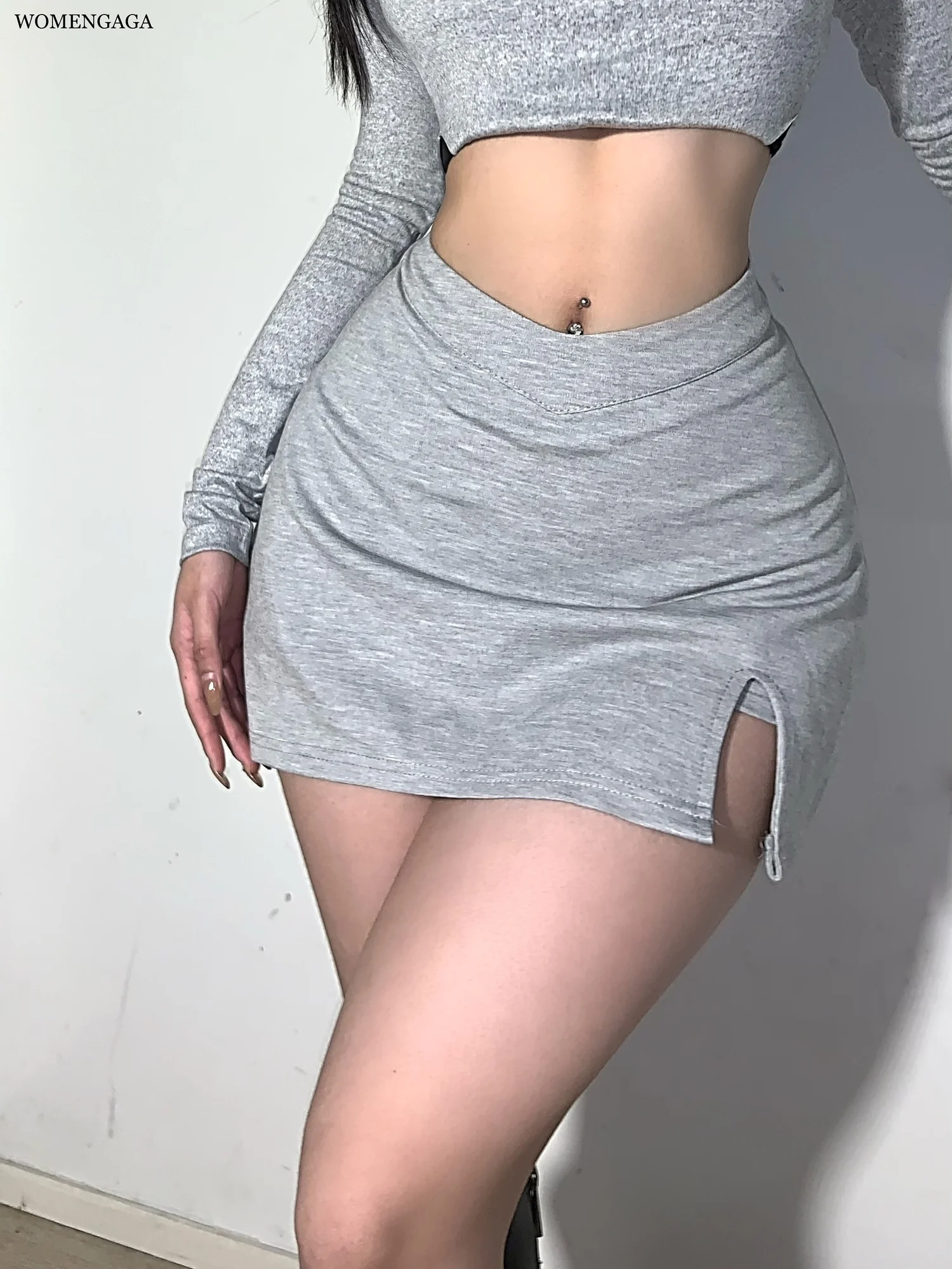 

Женская короткая трапециевидная мини-юбка Спайс, женская летняя новая Спортивная юбка с V-образным вырезом и разрезом, облегающие пикантные...